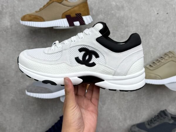 Chanel Sneakers Wit Zwarte Logo
