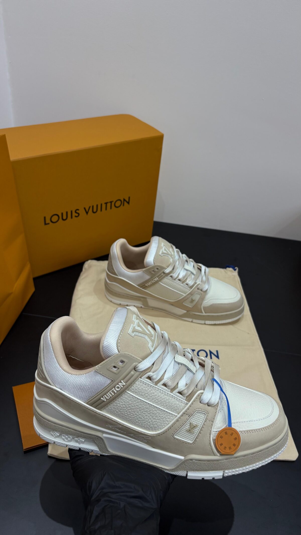 Louis Vuitton Leather Beige - Afbeelding 2