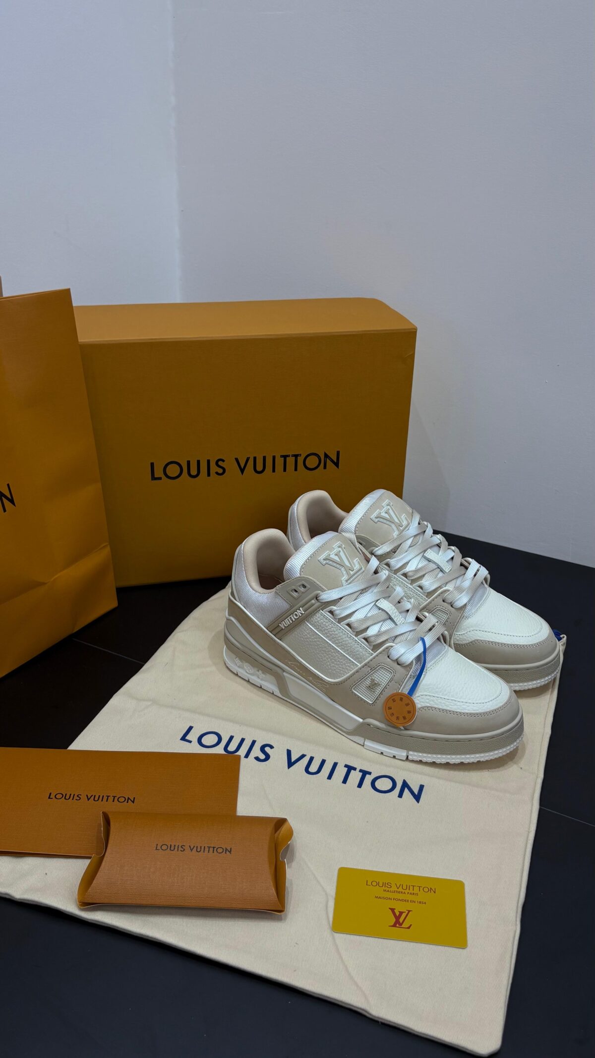 Louis Vuitton Leather Beige - Afbeelding 1