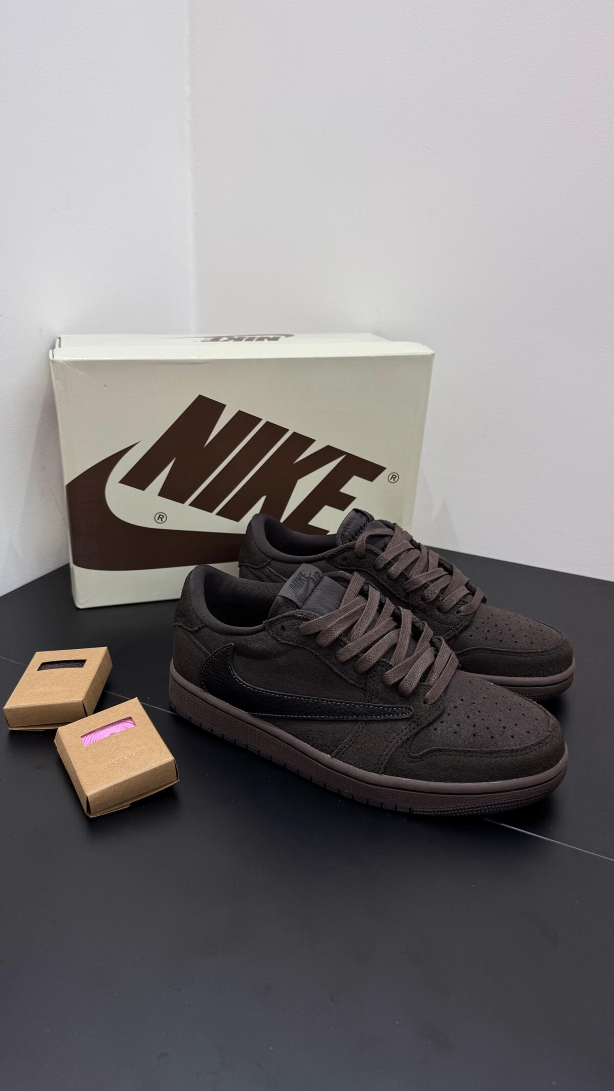Jordan 1 x Travis Scott Brown - Afbeelding 1