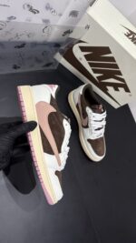 Travis Scott x Air Jordan 1 Low OG "Pink Oxford - Afbeelding 4