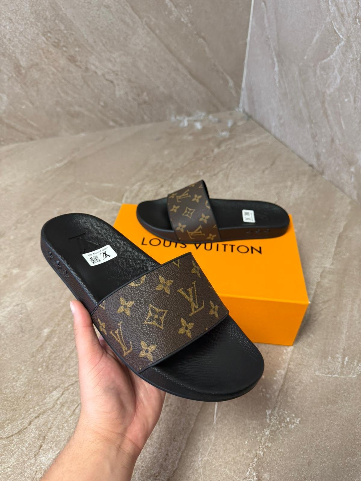 lvbruin (3) Louis Vuitton Monogram Brown Slippers - Afbeelding 1