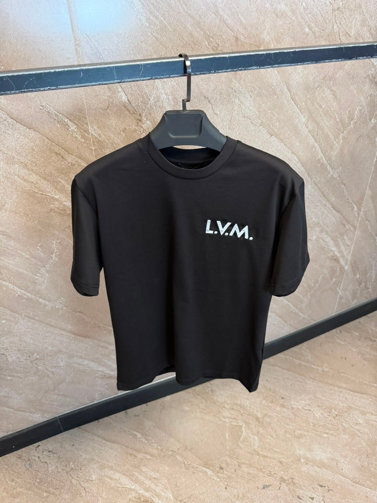 lvsh (3) Louis Vuitton T-Shirt Black L.V.M - Afbeelding 1