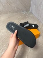 Louis Vuitton Monogram Black on Black Slippers - Afbeelding 3