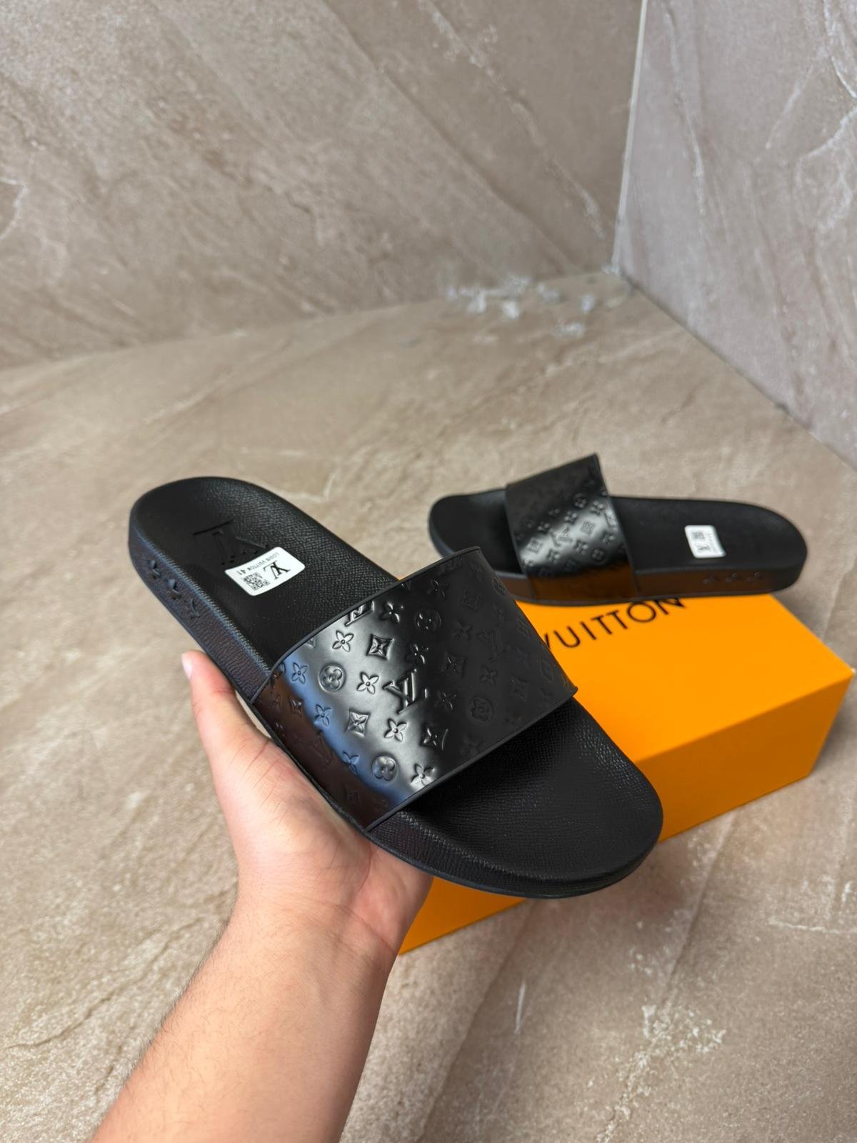 lvslipzwart (3) Louis Vuitton Monogram Black on Black Slippers - Afbeelding 1