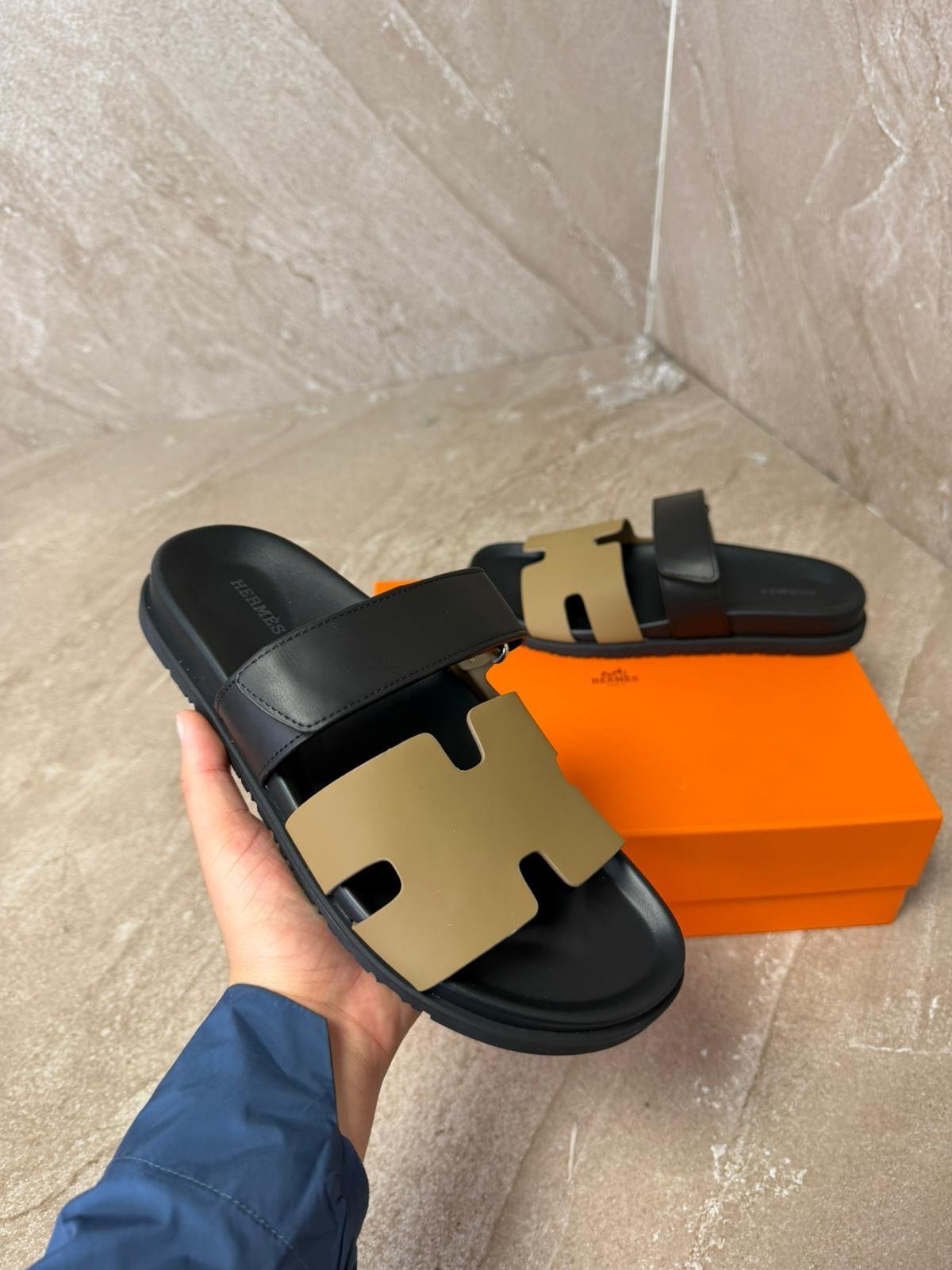 blackbruin (2) Hermes Chypre Brown / Black Sandals - Afbeelding 1