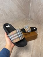 Burberry Slippers Light Brown