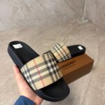 Burberry Slippers Beige