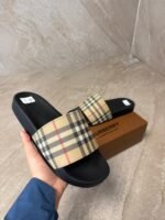 Burberry Slippers Beige