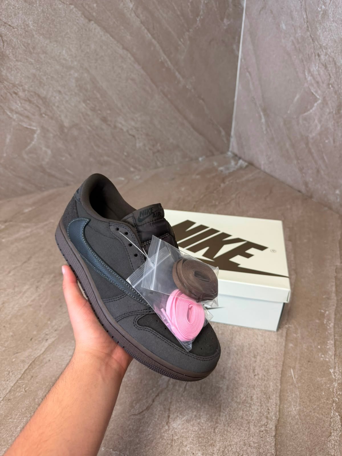 travisbruin (1) Travis Scott Velvet Brown Sneakers - Afbeelding 1