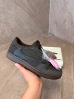 Travis Scott Velvet Brown Sneakers - Afbeelding 2
